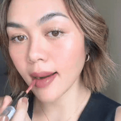 كيكو ميلانو أنليميتد دبل تاتش، أحمر شفاه سائل بلمسة نهائية مشرقة في تطبيق من خطوتين.