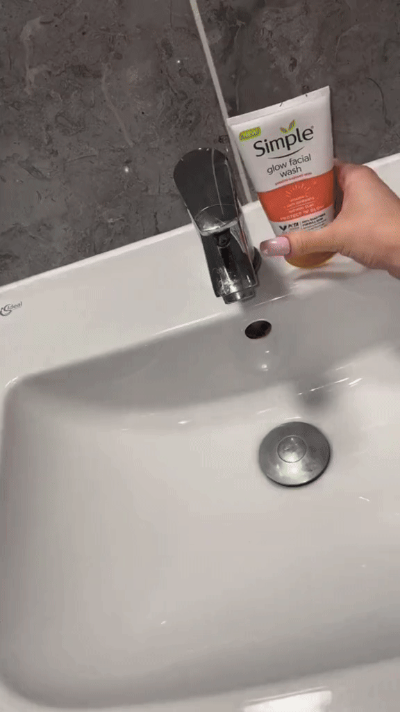 Simple - Glow Facial Wash (Original) Vitamin C Soap Free 150ml